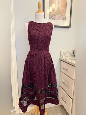 Alice + Olivia Burgundy Lace Fit & Flare midi dress. Size 2